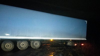 Сьогодні вночі на автодорозі Житомир-Чернівці поблизу села Солобківці Ярмолинецького району вантажівка потрапила у кювет Сьогодні вночі на автодорозі Житомир-Чернівці поблизу села Солобківці Ярмолинецького району вантажівка потрапила у кювет