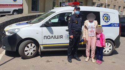 У Херсоні жінку з дитиною вигнав з дому чоловік. Їх помістили до кризового центру
