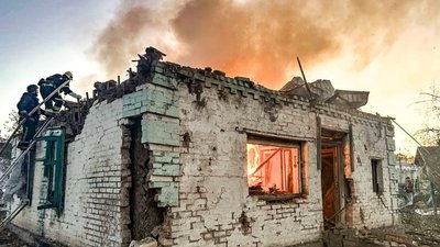 Влучання по будинку у Лозовій
