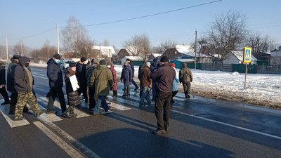 На Житомирщині люди перекривали трасу – протестують проти новопризначеної старости села На Житомирщині люди перекривали трасу – протестують проти новопризначеної старости села
