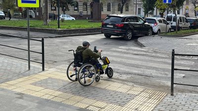Тернополянин, який пересувається на візку, перевірив на доступність пішохідний перехід