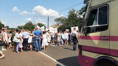 "Врятуємо Валківську лікарню": на Харківщині протестують медики "Врятуємо Валківську лікарню": на Харківщині протестують медики
