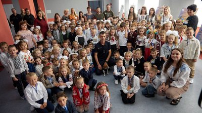 Володимир Зеленський і пес Патрон сіли за парту в школі Ірпеня