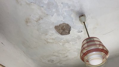 Підкладають ганчірки і підставляють відра: мешканці пошкодженого обстрілом будинку у Харкові чекають на ремонт Підкладають ганчірки і підставляють відра: мешканці пошкодженого обстрілом будинку у Харкові чекають на ремонт