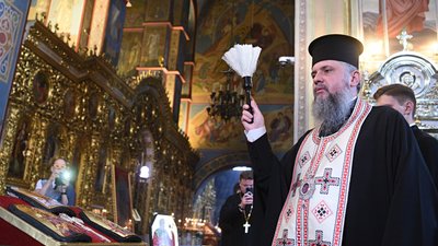 Епіфаній освячує ікони Епіфаній освячує ікони