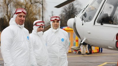 Рятувальники показали спецгелікоптер для транспортування хворих на коронавірус Рятувальники показали спецгелікоптер для транспортування хворих на коронавірус