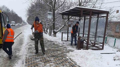 Волинські автошляхи від снігу розчищає понад сотня дорожників Волинські автошляхи від снігу розчищає понад сотня дорожників