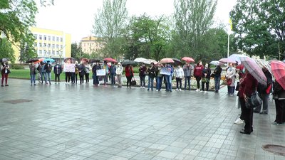 Співробітники Миколаївського дитячого центру медичної реабілітації вийшли на акцію протесту Співробітники Миколаївського дитячого центру медичної реабілітації вийшли на акцію протесту
