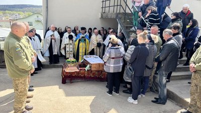 На Тернопільщині в останню дорогу провели воїна Віталія Рогацького