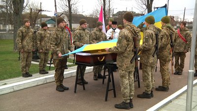 У Житомирі попрощалися з десантником Максимом Маринюком, який загинув на Харківщині У Житомирі попрощалися з десантником Максимом Маринюком, який загинув на Харківщині
