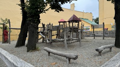Дитячий майданчик на вулиці Котляревського, 20 у Чернівцях Дитячий майданчик на вулиці Котляревського, 20 у Чернівцях