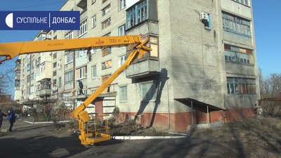 Опалення немає: у прифронтовому селищі закривають тирсоплитами розбиті вікна багатоповерхівки Опалення немає: у прифронтовому селищі закривають тирсоплитами розбиті вікна багатоповерхівки