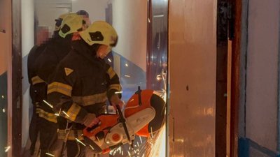 Рятувальники ламають замок, щоб врятувати дітей