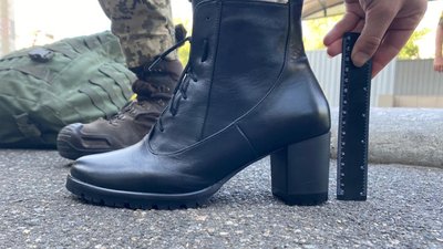 Парад на підборах. Жінкам-військовослужбовицям замінили туфлі на черевики з нижчим каблуком