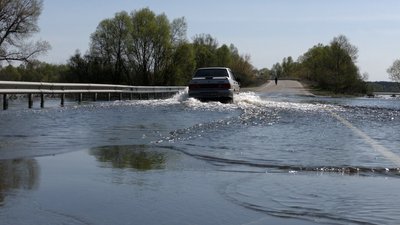 Легковий автомобіль рухається відкритим мостом Легковий автомобіль рухається відкритим мостом