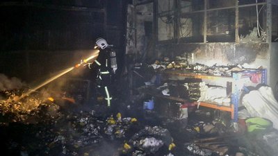 90 рятувальників гасили пожежу на складі побутової хімії у Львові 90 рятувальників гасили пожежу на складі побутової хімії у Львові