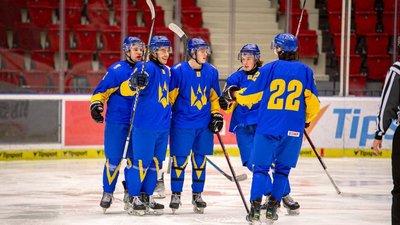 Україна здобула четверту поспіль перемогу на молодіжному чемпіонаті світу з хокею: турнірна таблиця