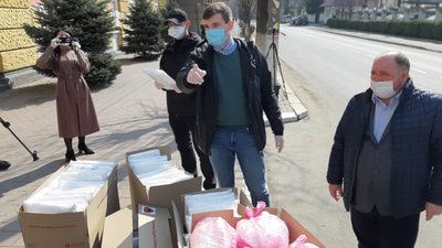 Засоби індивідуального захисту для медиків та поліцейських передали в Івано-Франківську волонтери Засоби індивідуального захисту для медиків та поліцейських передали в Івано-Франківську волонтери