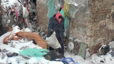 "Вона продовжує зносити знов усе": із подвір’я полтавки вивезли 24 вантажівки речей на сміттєзвалище