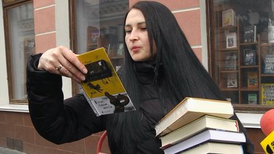 Акція "Інтелект переможе війну": у Тернополі здають російські книжки на макулатуру Акція "Інтелект переможе війну": у Тернополі здають російські книжки на макулатуру