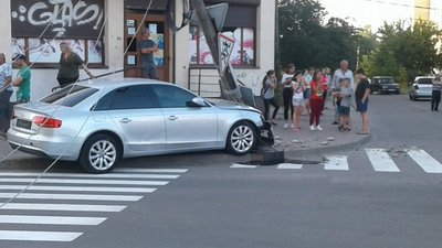 У Луцьку автомобіль збив електричну опору У Луцьку автомобіль збив електричну опору