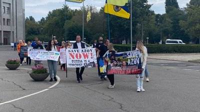 "Щоб нас не лише почули, а щось почали робити": в Одесі біля будівлі ОВА зібралися рідні полонених з "Азовсталі"