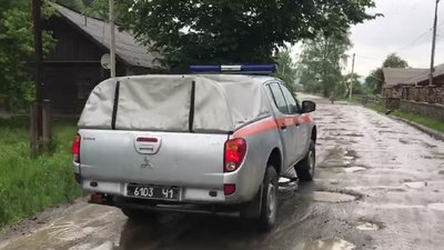 Прикарпатські рятувальники знайшли тіло жінки із затонулого авто в Білому Черемоші