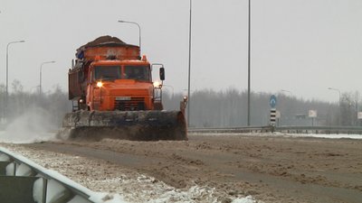 На Житомирщині для розчистки доріг від снігу вигнали майже всю наявну техніку