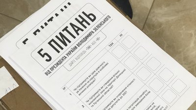 Опитування "5 питань від президента" проводять при вході до дільниці у Соломонові