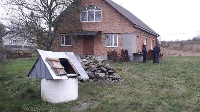 На Тернопільщині у криниці правоохоронці знайшли мертву жінку