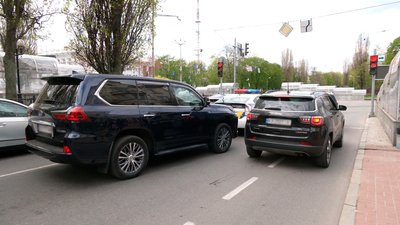 Пропонував 100 доларів хабаря: у Чернігові патрульні зупинили водія автомобіля Лексус з ознаками сп'яніння Пропонував 100 доларів хабаря: у Чернігові патрульні зупинили водія автомобіля Лексус з ознаками сп'яніння