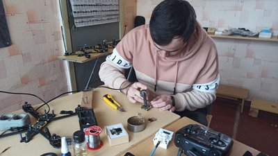 Волонтер зі Сміли Олег Таібов виготовляє дрони для військових Волонтер зі Сміли Олег Таібов виготовляє дрони для військових