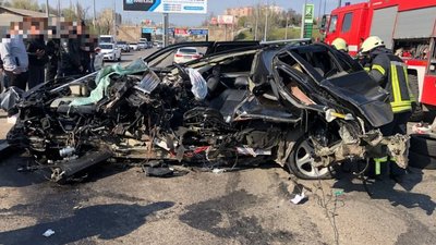 В Одесі автомобіль влетів у металеву конструкцію: водія госпіталізували