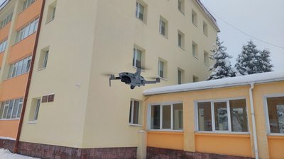 Дрон у польоті під час змагань Дрон у польоті під час змагань