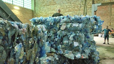 Потужність – до 200 тонн: як на Волині працює релоковане підприємство з переробки пляшок