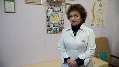 Навчився заново їсти та робить перші кроки: історія військового з Херсонщини, який проходить реабілітацію у Чернігові Навчився заново їсти та робить перші кроки: історія військового з Херсонщини, який проходить реабілітацію у Чернігові