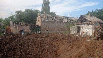 Вирва від снаряду, яким окупанти обстріляли населений пункт на Донеччині 12 червня Вирва від снаряду, яким окупанти обстріляли населений пункт на Донеччині 12 червня