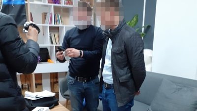 Патрульного з Маріуполя заскочили на хабарі у 10 тис. грн