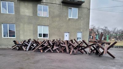 Прикарпатців попереджають, що в області можуть виставити протитанкові "їжаки", блокпости та редути