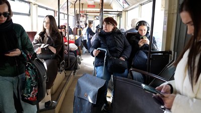 Пасажири, комунальний автобус