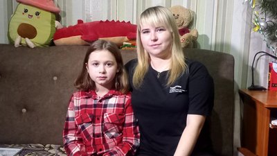 Лікує травмоване око: як почувається дівчинка з Тростянця, яка потрапила під обстріл у березні під час окупації міста Лікує травмоване око: як почувається дівчинка з Тростянця, яка потрапила під обстріл у березні під час окупації міста