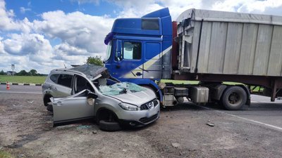 Біля Луцька сталася аварія за участі вантажівки та легковика. Загинув 29-річний водій