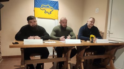 Керівництво охоронної фірми Тернополя спілкується з журналістами Керівництво охоронної фірми Тернополя спілкується з журналістами