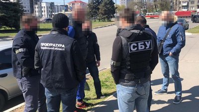 Збирав гроші з іноземців: харківського міграційника підозрюють у хабарництві