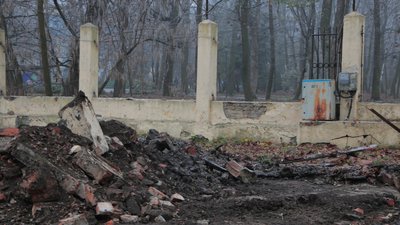 У парку імені Шевченка в Чернівцях демонтують огорожу колишньої "клітки": планують облаштувати скейтпарк У парку імені Шевченка в Чернівцях демонтують огорожу колишньої "клітки": планують облаштувати скейтпарк