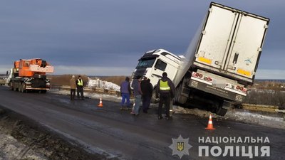 «Ледь не скинуло з мосту». На Дніпропетровщині через сніг побільшало ДТП з фурами