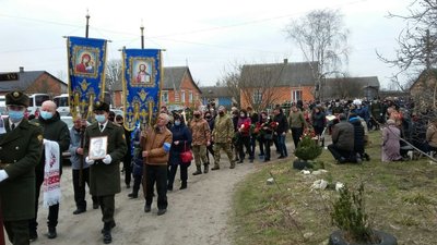 Обстріл біля Шумів: на Рівненщині прощаються із загиблим у зоні ООС військовим Обстріл біля Шумів: на Рівненщині прощаються із загиблим у зоні ООС військовим