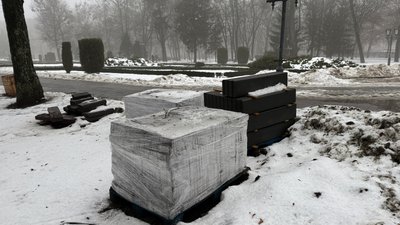 У центрі Полтави призупинили перекладання плитки У центрі Полтави призупинили перекладання плитки