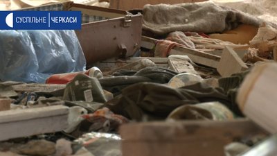 Скло, шприци та сміття: черкасці просять відремонтувати покинутий дитсадок Скло, шприци та сміття: черкасці просять відремонтувати покинутий дитсадок