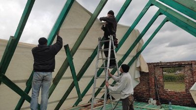 Ветерани та волонтери допомагають лагодити згорілу хату АТОвцю з Волині